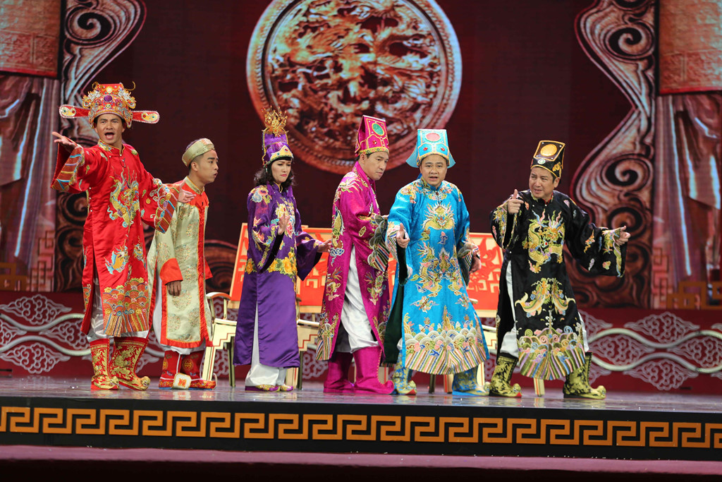 Táo Y tế đeo cánh thiên thần, Tự Long không ngừng livestream